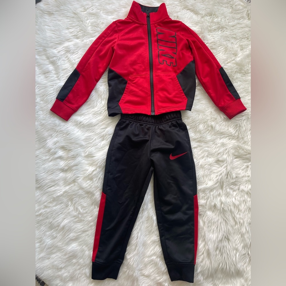 Nike Toddler Boys, 2 pieces Set, size 3T, good condition, polyester.